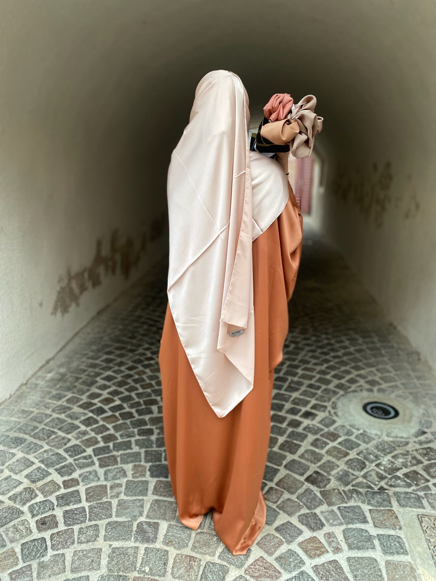 Abaya effet satiné manche papillon